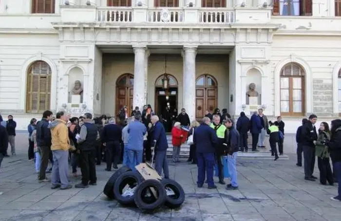Paro y movilización de trabajadores municipales en Azul