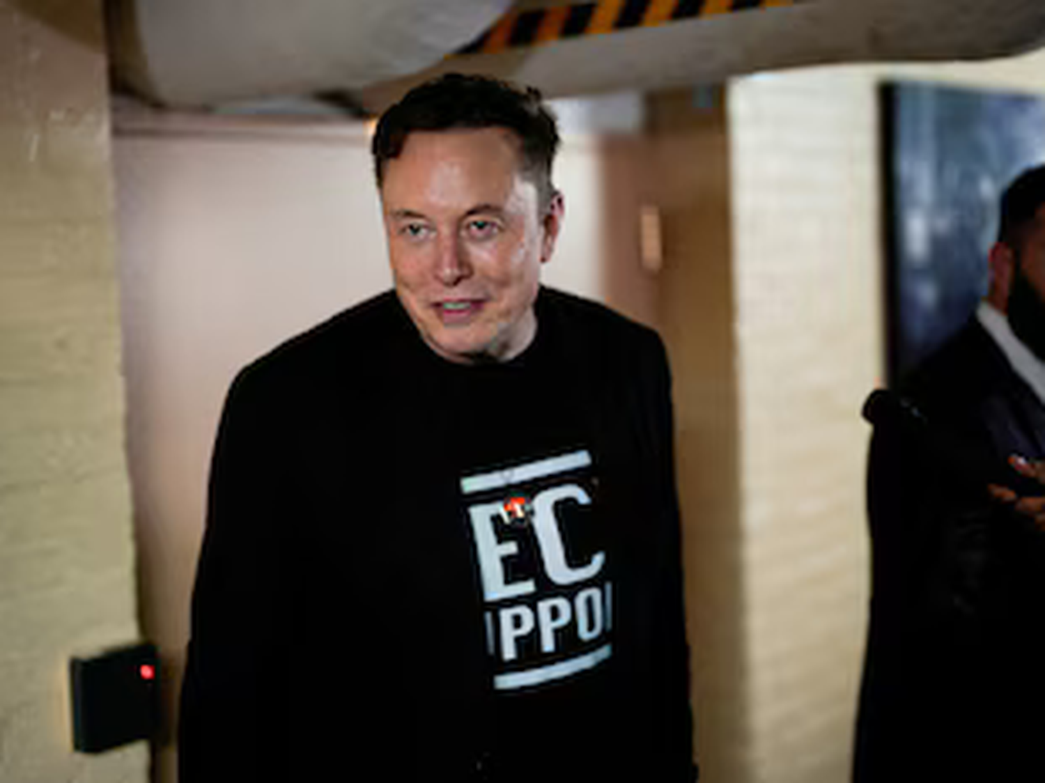 Elon Musk respondió con duras críticas a Peter Navarro: "Es un imbécil"