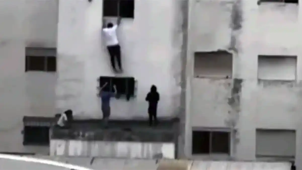 Los jóvenes, saliendo del edificio