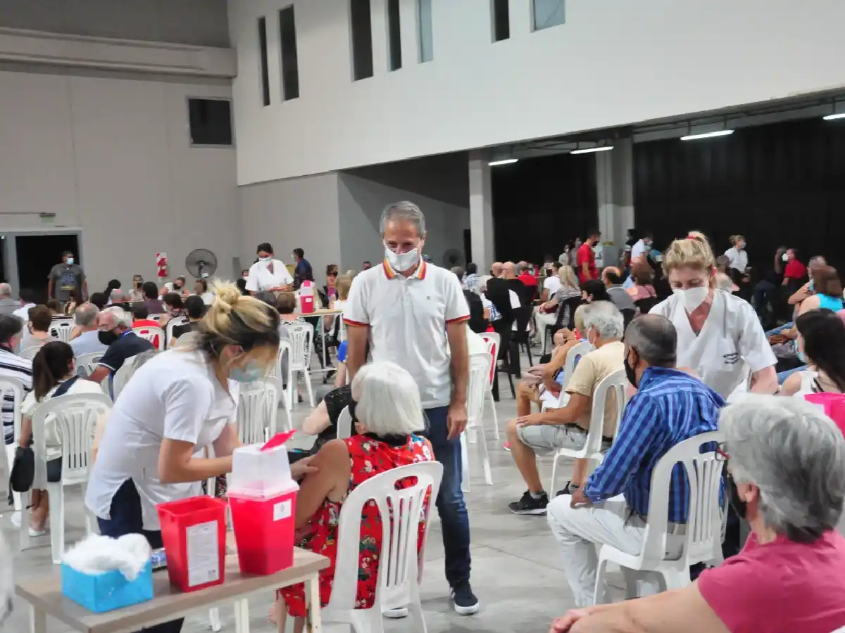 “La única herramienta para cuidarnos es a través de la vacunación”, dijo el intendente