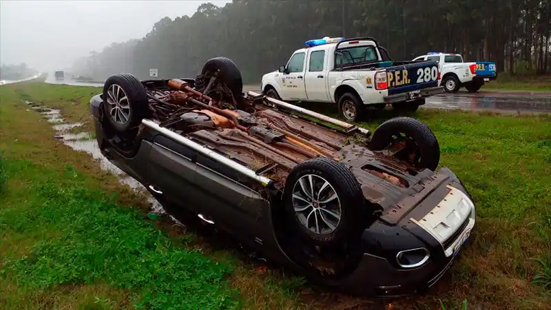 Una camioneta despistó por un “espejo de agua” y volcó en la Autovía Artígas