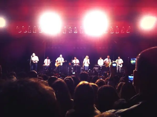 Cierre multitudinario de festival solidario en Tandil con Agapornis