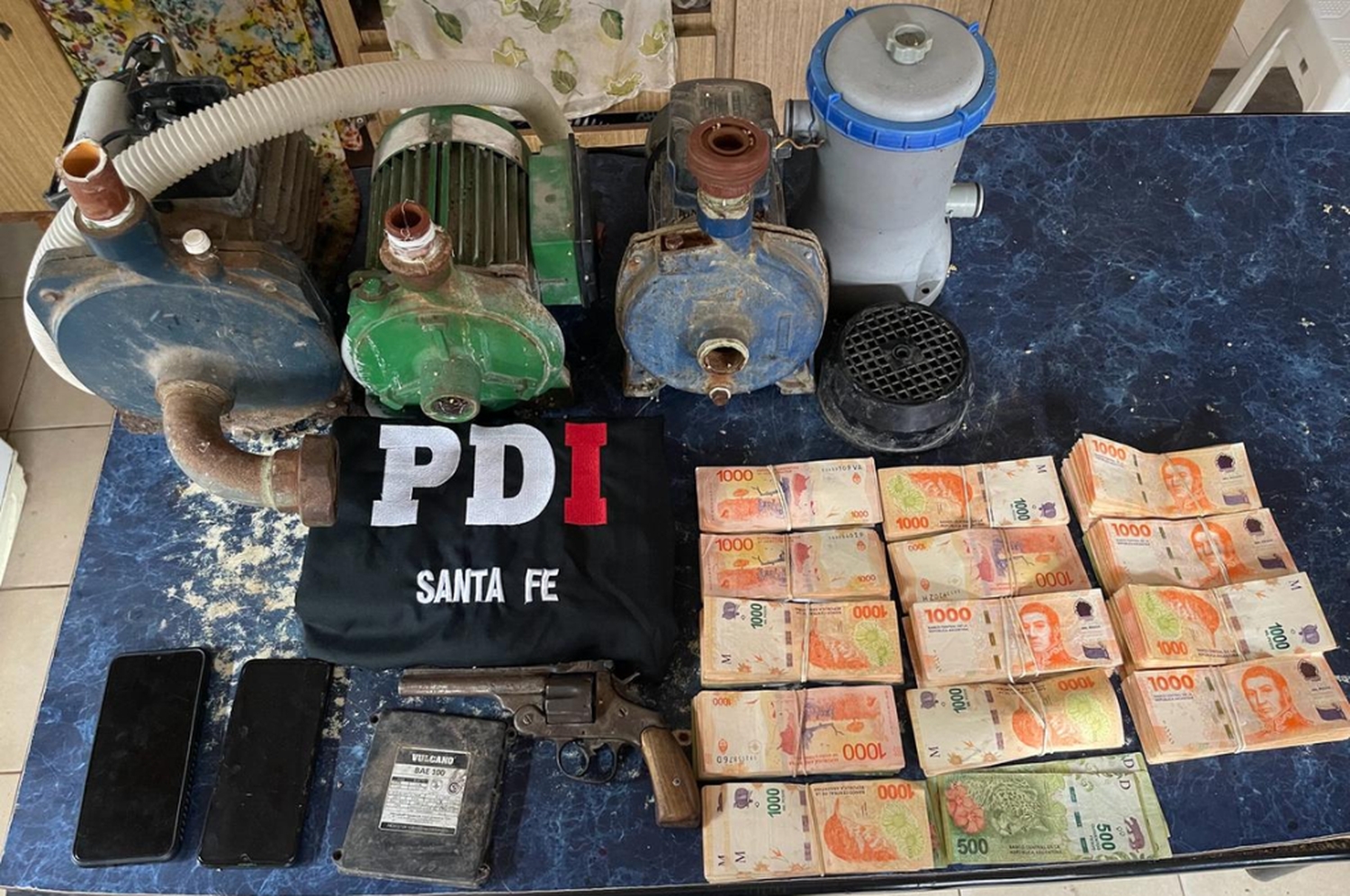 Secuestraron un revólver, plantas de marihuana, dinero en efectivo y demás elementos robados.