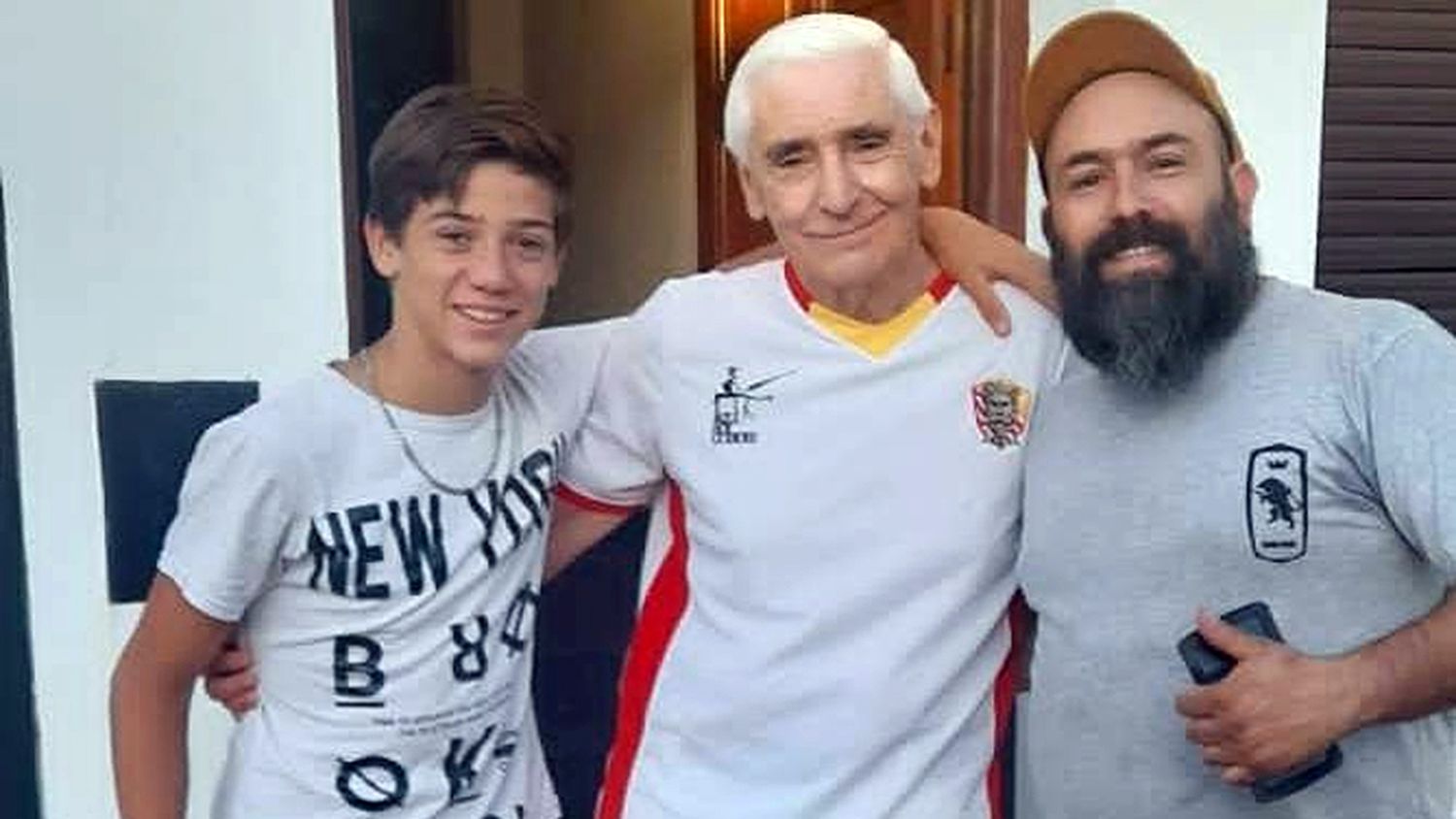 Toda una leyenda. Oscar Mauricio Franco (centro) junto a los que trabajan para el encuentro y poder festejar
