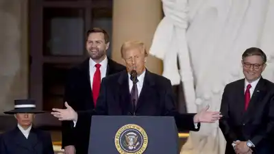 En sus primeras horas, Trump revirtió 80 medidas de Biden y cumplió promesas de campaña