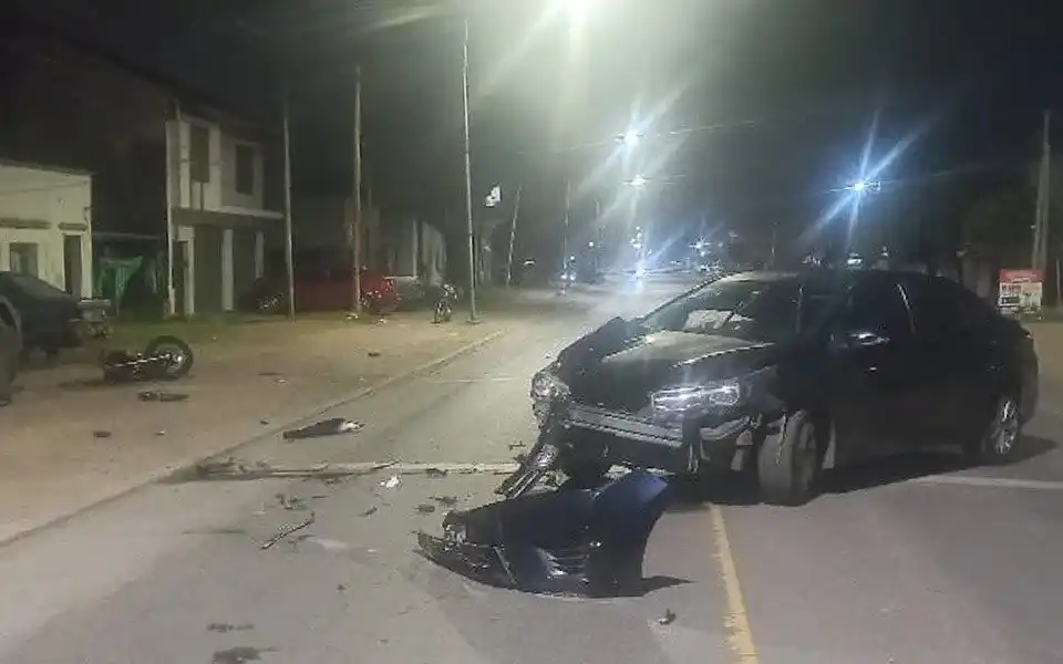 El choque se produjo entre una moto Honda modelo Twister y un auto Toyota modelo Corolla. FOTO: El Día.