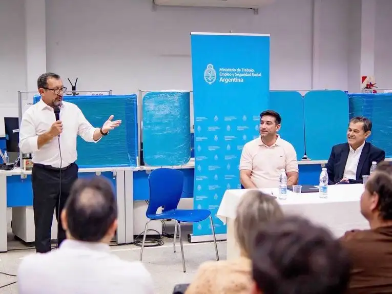 Insólito: un funcionario de Milei encabezó la
toma ilegal de un edificio público en Formosa