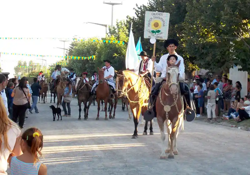 Se realiza el tradicional desfile de la Fiesta Provincial del Girasol