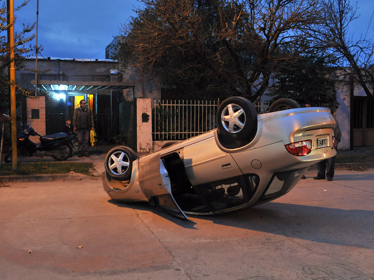Volcó un automóvil y su conductora sufrió lesiones
