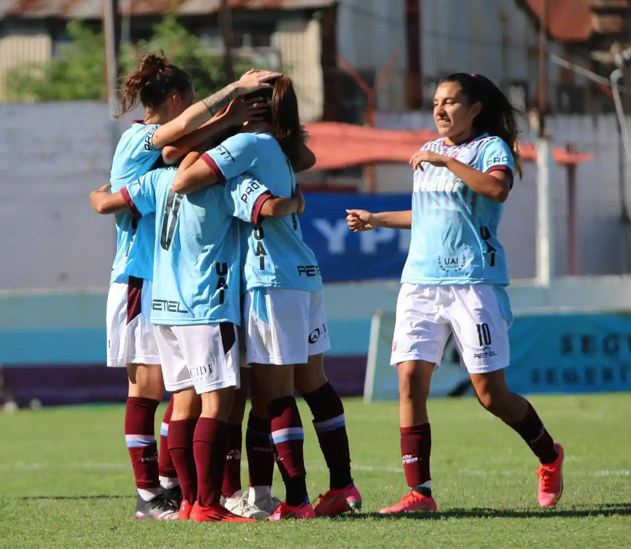 UAI Urquiza empezó pisando fuerte.