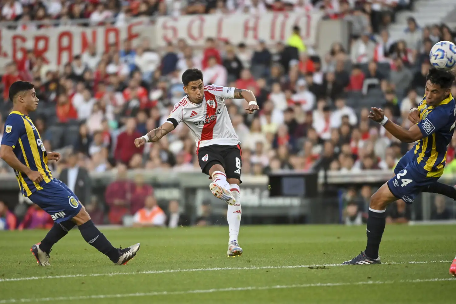 Meza apunta a ganarse un lugar entre los titulares de River.