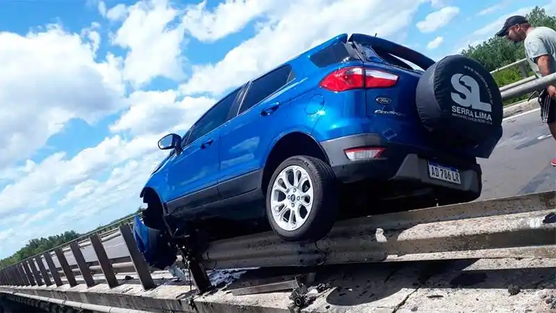 Camioneta quedó atravesada por la baranda de un puente sobre la ruta 12
