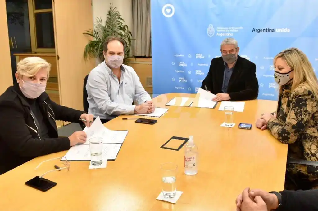 Ferraresi y Sacnun se reunieron con intendentes santafesinos