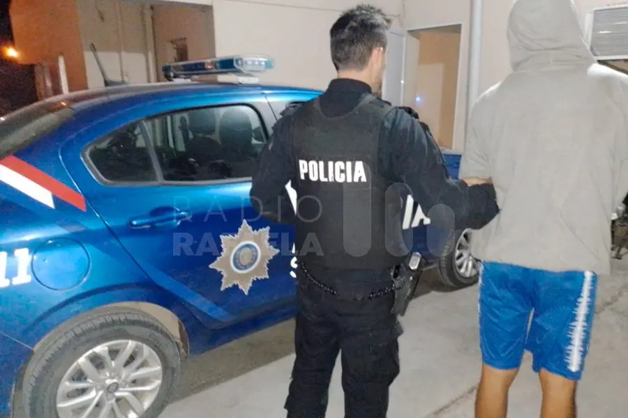 Lo llevaron a la Comisaría para revisar sus datos y cuando salió agredió a los policías: de nuevo adentro