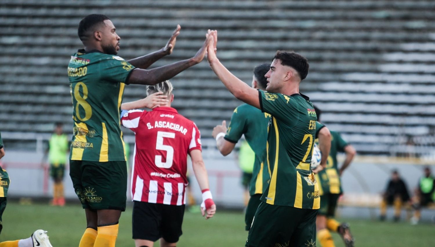 Preciado y Esponda saludandose. (Foto: Prensa Aldosivi)