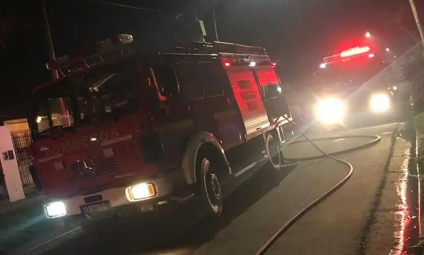 Pirómano incendió un auto y mercadería de una maderera
