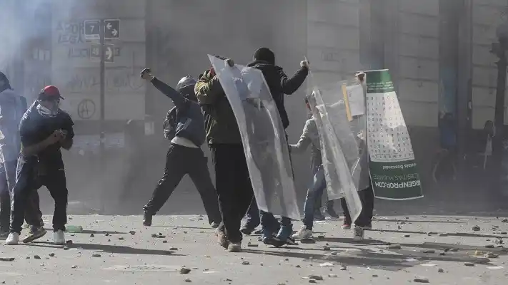 Policía y trabajadores del astillero Río Santiago se enfrentaron en La Plata