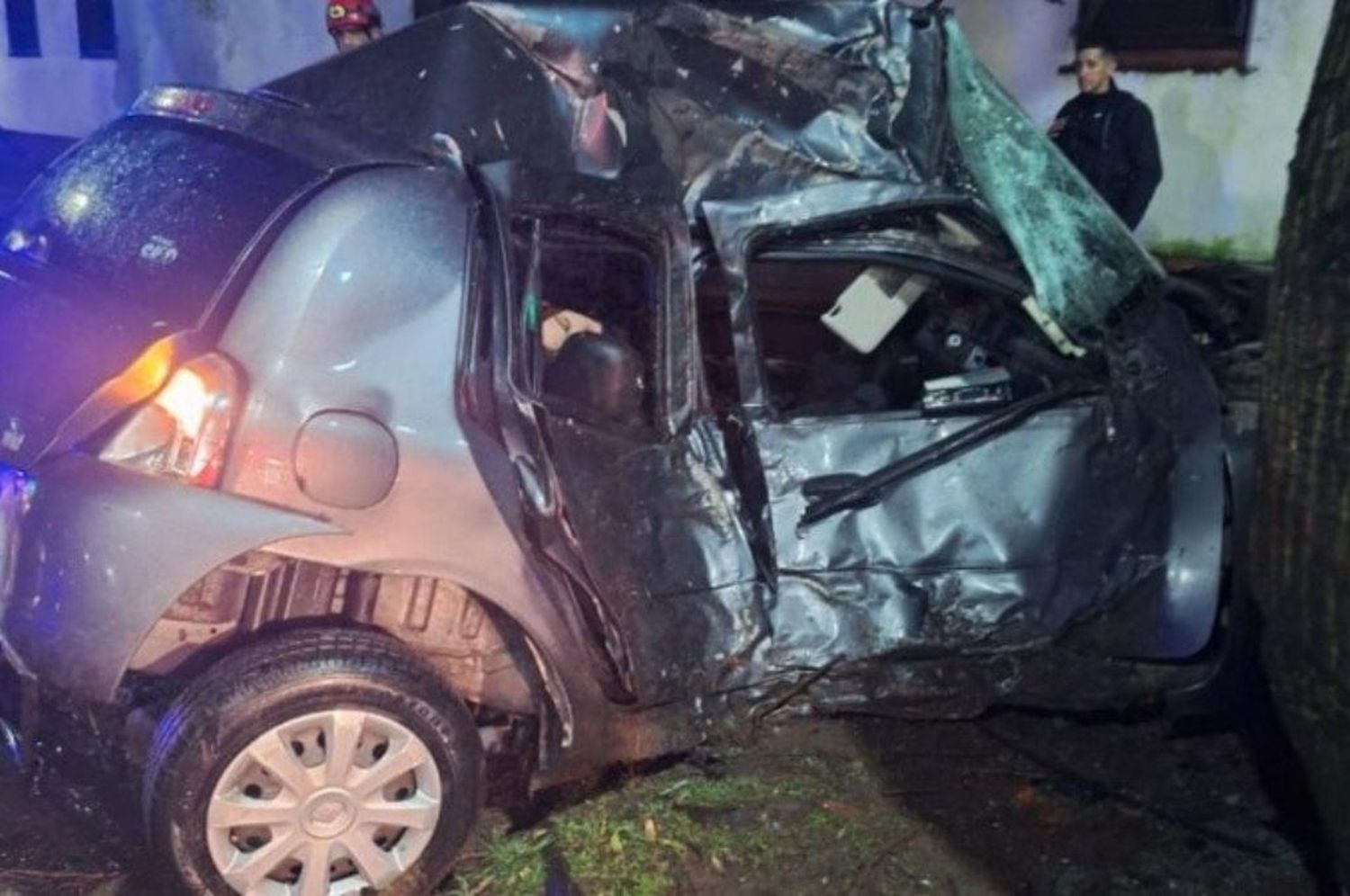 Rosario: murió un joven tras chocar su auto contra un árbol en el Parque Independencia