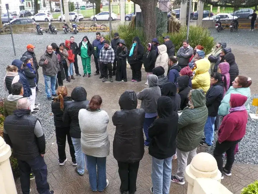 Trabajadores de la salud se reunieron en la explanada del Hospital.