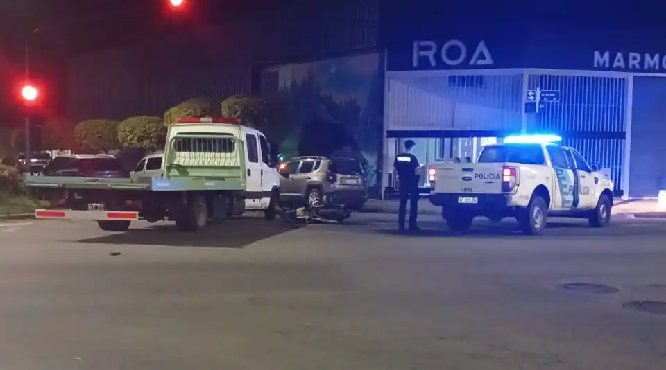 Una grúa y una moto chocaron en Del Valle y Laprida