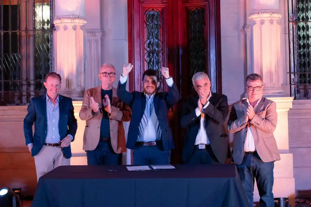 Presentación en conjunto con los representantes de cada institución participante. Foto: MVT