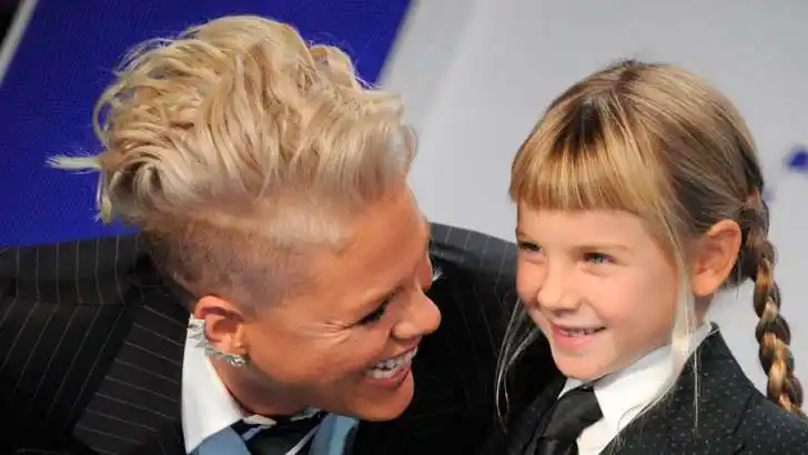 Pink fue aclamada por la dedicatoria a su hija, quien se sentía «la niña más fea»