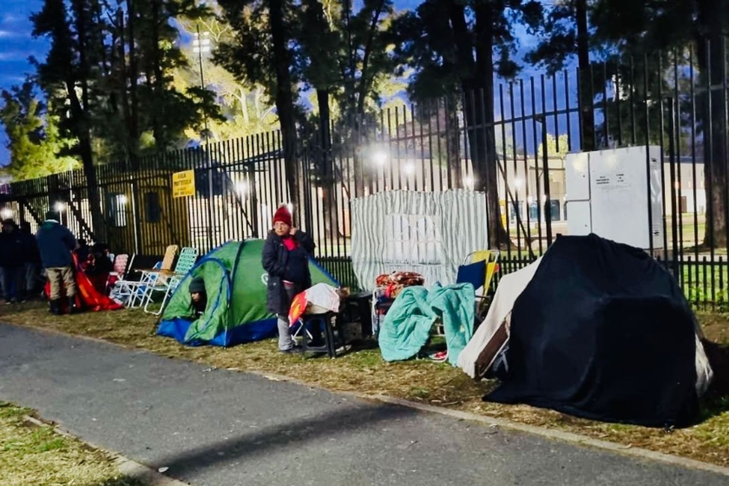 Leda en Rosario: varias cuadras de acampe aguardando a la mujer a la que le atribuyen poderes de sanación