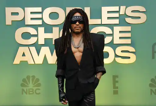 Lenny Kravitz fue uno de quienes sorprendió a su llegada a los Peopl'es choice awards. Foto AFP