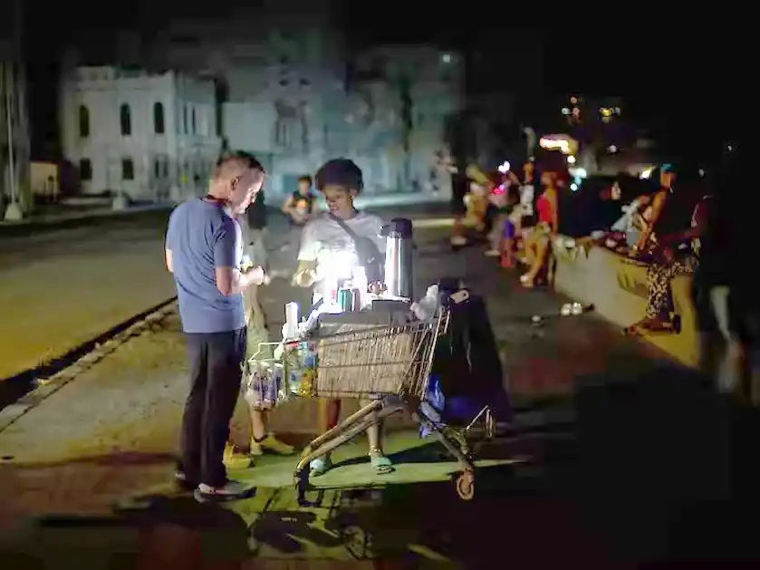 Una red eléctrica obsoleta y el bloqueo petrolero, las principales causas del apagón.