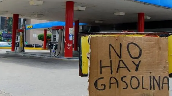 ¡MADRE SUSTO! Se incendia moto dentro de estación de gasolina en Táchira