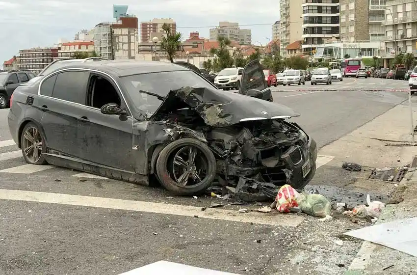 Un auto despistó en la costa y quedó destrozado