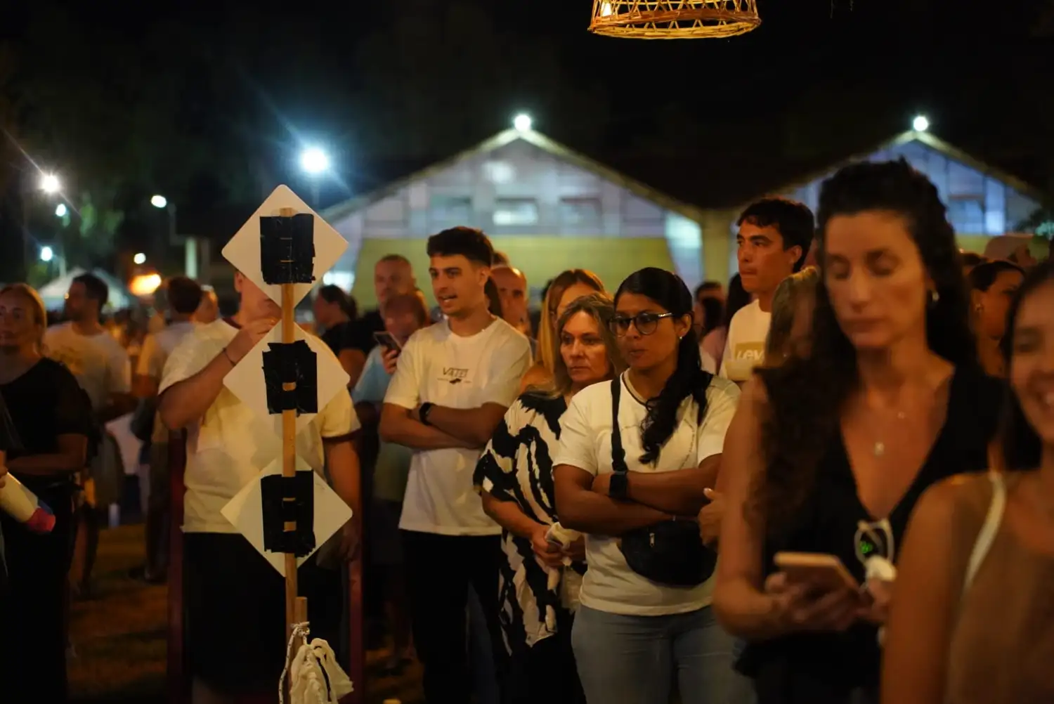Largas filas de gente esperando por su propuesta gastronómica.