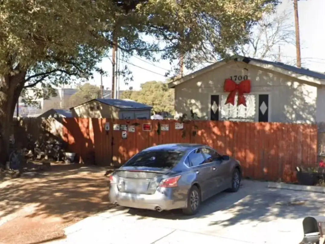 Rescataron a una mujer encadenada en el patio de una casa en Texas. (Foto: gentileza The New York Post).