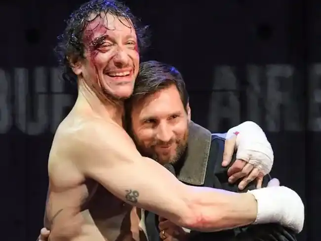 Messi fue a ver "Rocky" a calle Corrientes, obra protagonizada por su amigo Nico Vázquez.