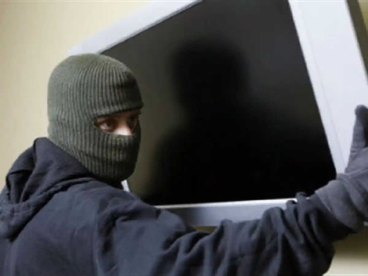 Entran a un bar de Devoto y roban tres televisores