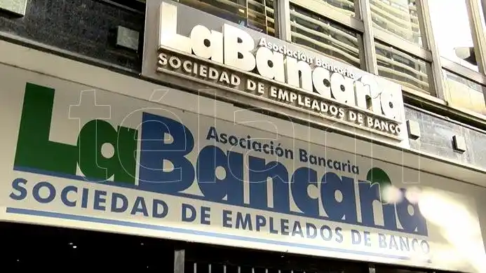 Los bancarios acordaron una paritaria del 75 %  y un salario inicial de $420.000