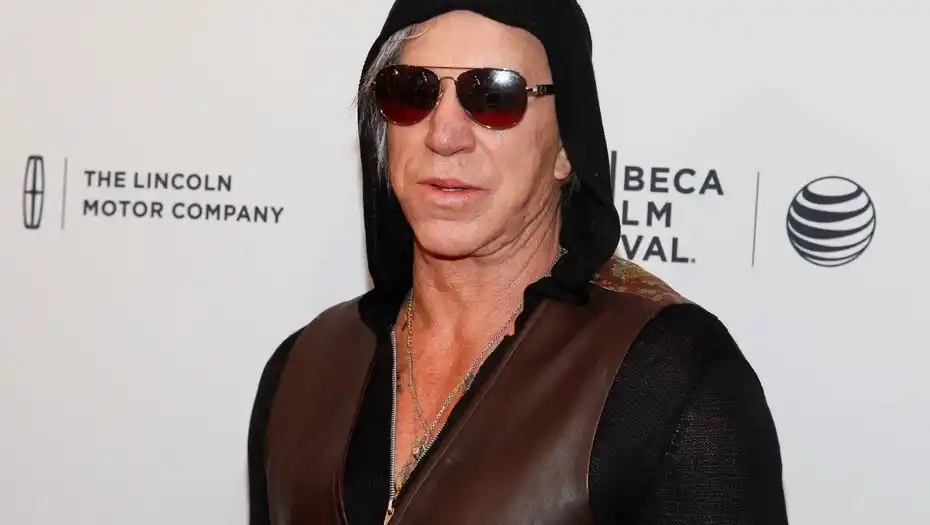 Mickey Rourke no escarmienta y se vuelve a operar la cara
