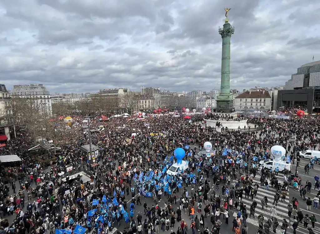 UN GENTÍO preso y más de 400 policías heridos dejan intensas protestas en Francia (+FOTOS)