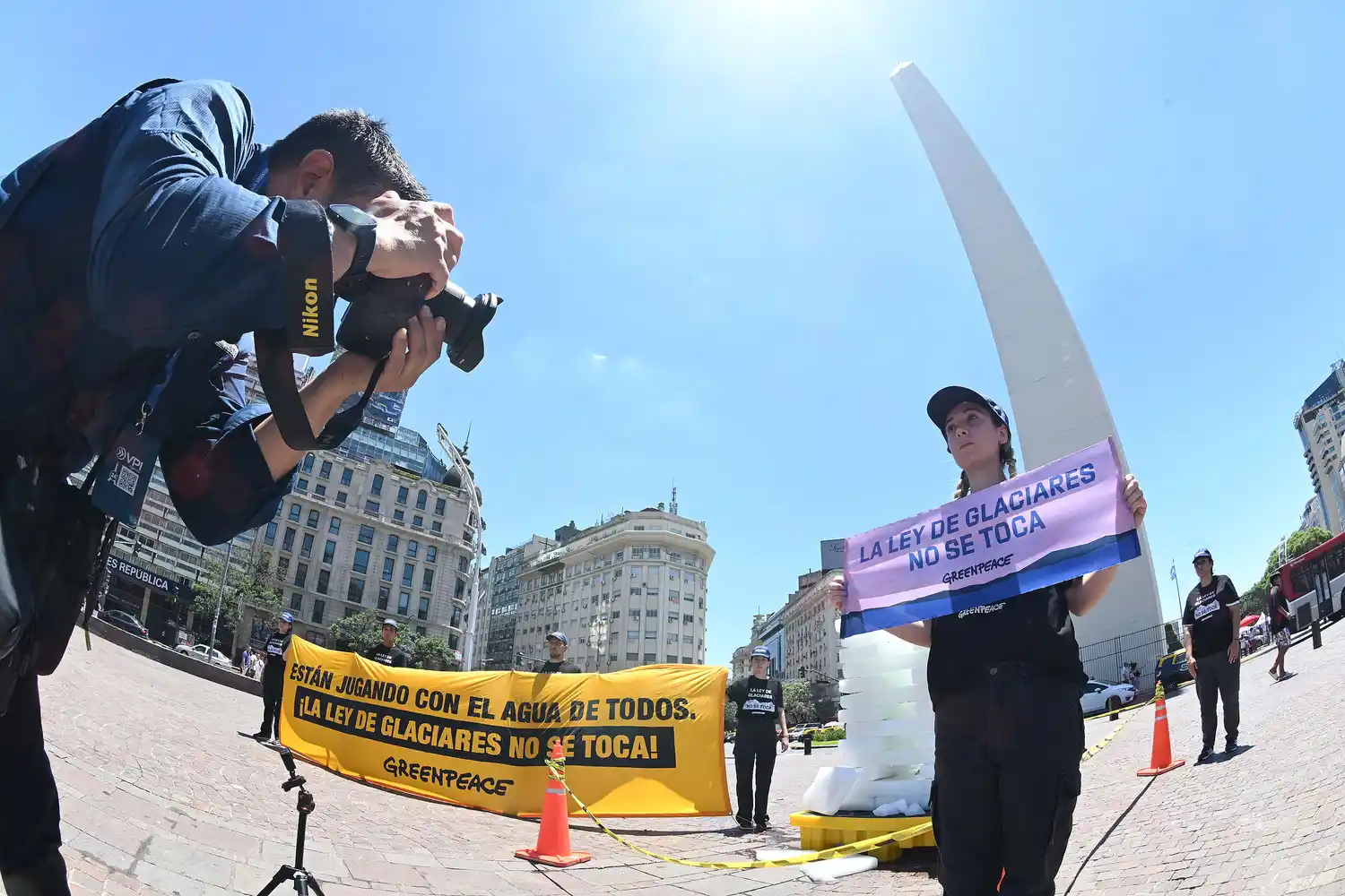 El Congreso trata de la Ley de Glaciares con protestas en los alrededores.
