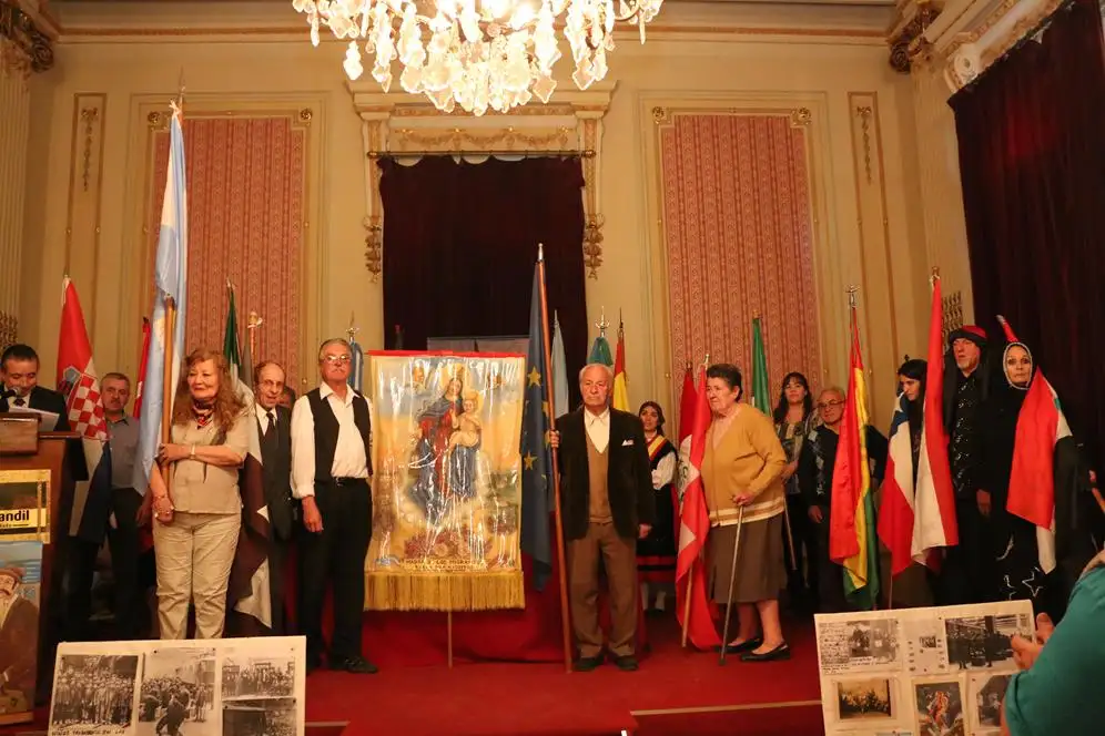 Con distinciones, dramatización y baile, se celebró el Día del Inmigrante