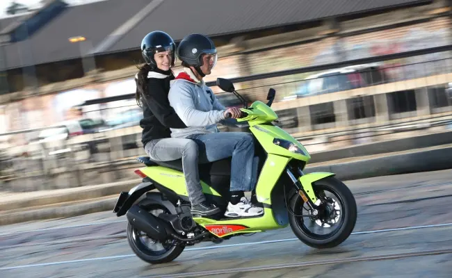 Insólito: Quieren que viajar en moto con acompañante sea considerado un delito