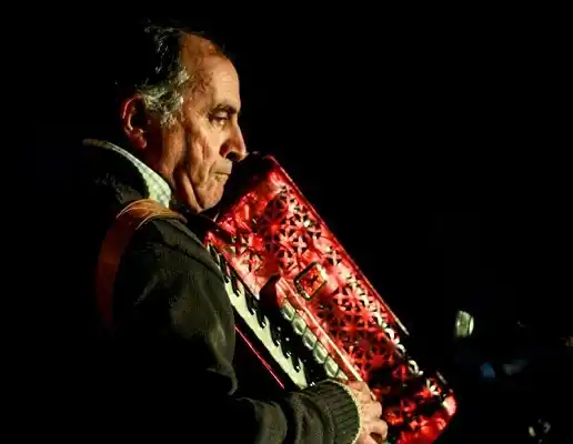 Celebran los 50 años junto a la música del acordeonista Hugo Guido