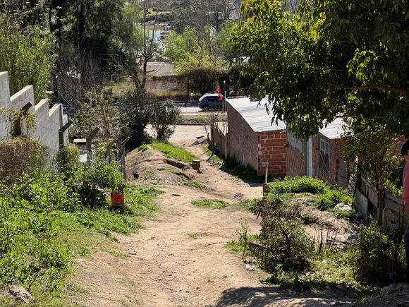 Vecinos del pasaje Víctor Fera se organizan para construir una escalera en la barranca