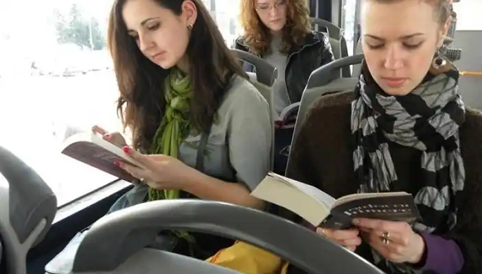 En Rumania, los pasajeros que viajan con un libro no pagan el boleto