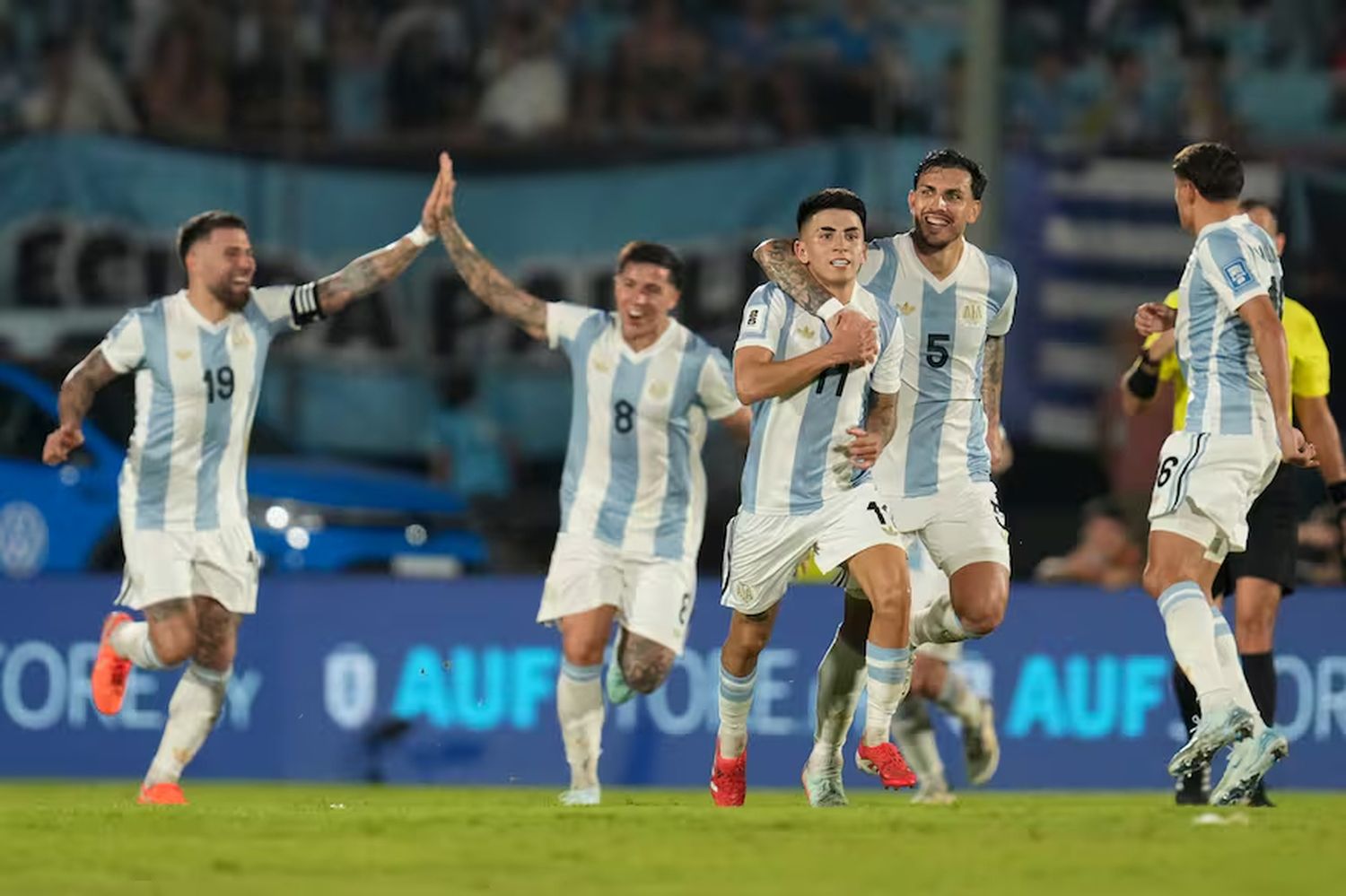 El festejo argentino en el Centenario, tras el golazo de Thiago Almada