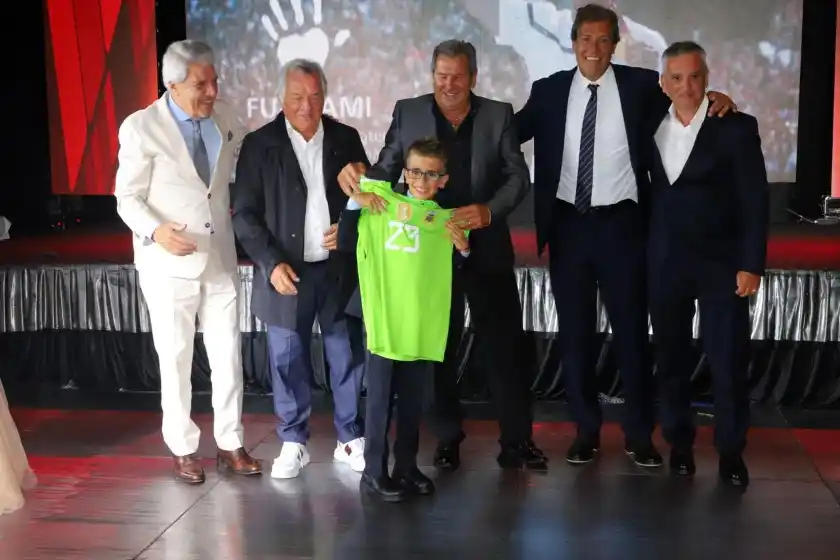 Locura por una camiseta del Dibu: pagaron 100 millones de pesos