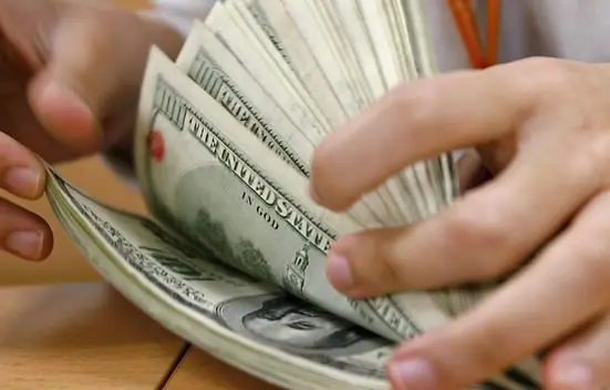 Bajó el dólar oficial tras liquidación de divisas de empresas cerealeras