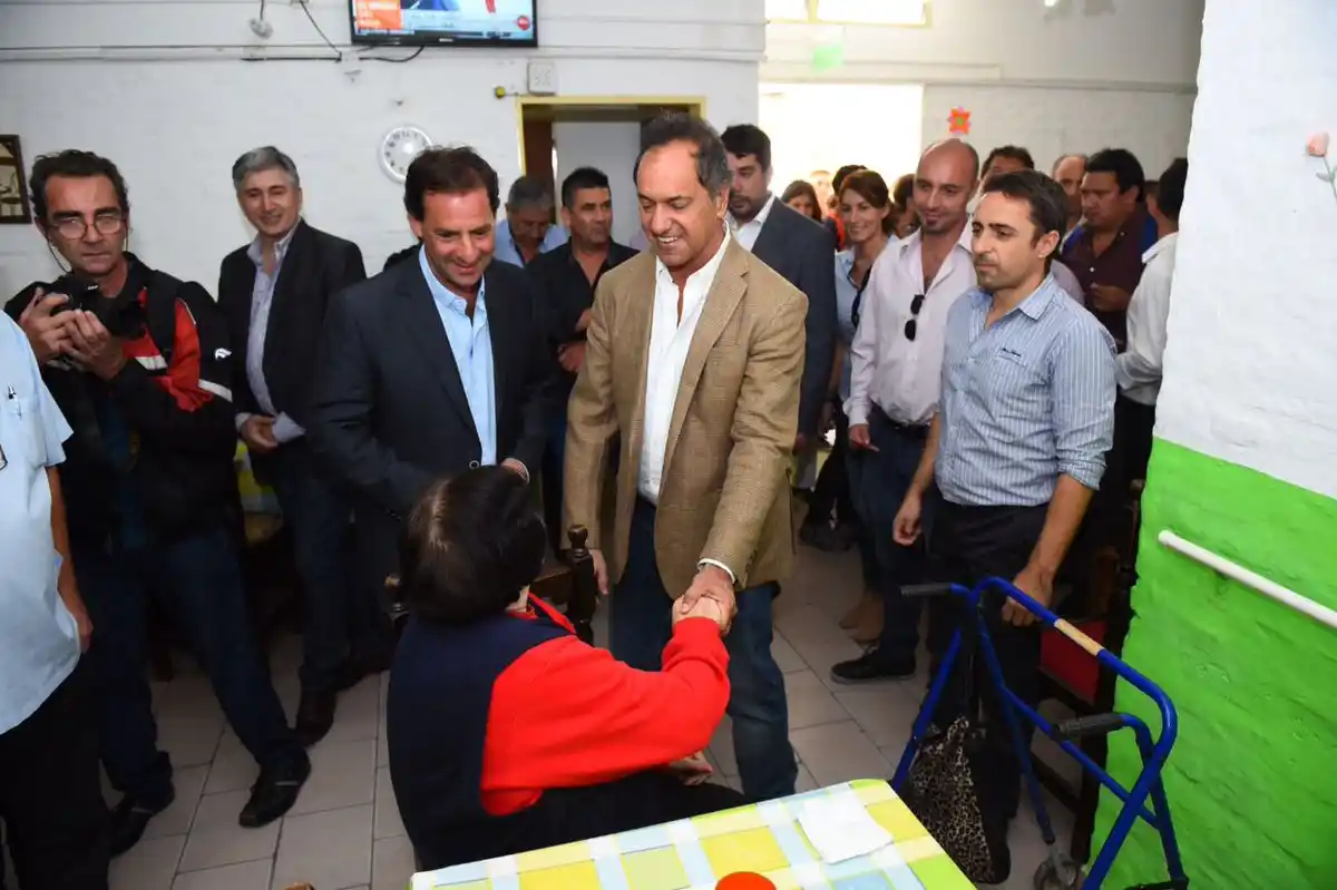 Scioli sigue de recorrida por el Conurbano y pasó por Escobar