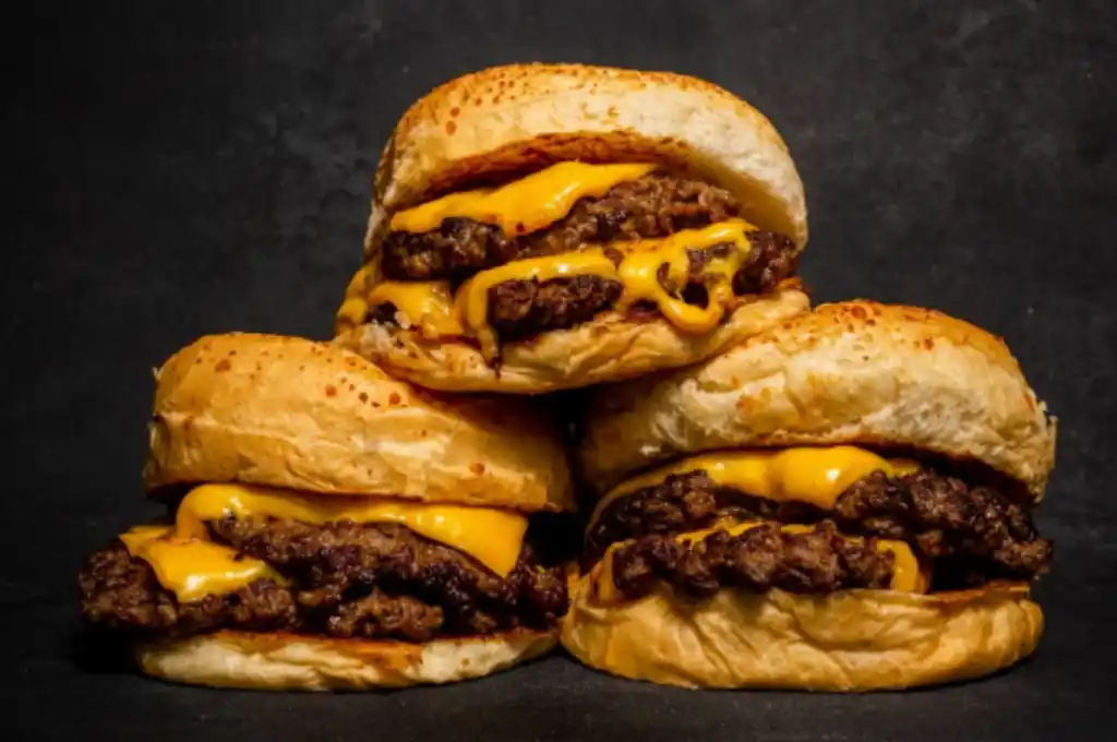 Se cree que los orígenes de la hamburguesa pueden remontarse al imperio romano.