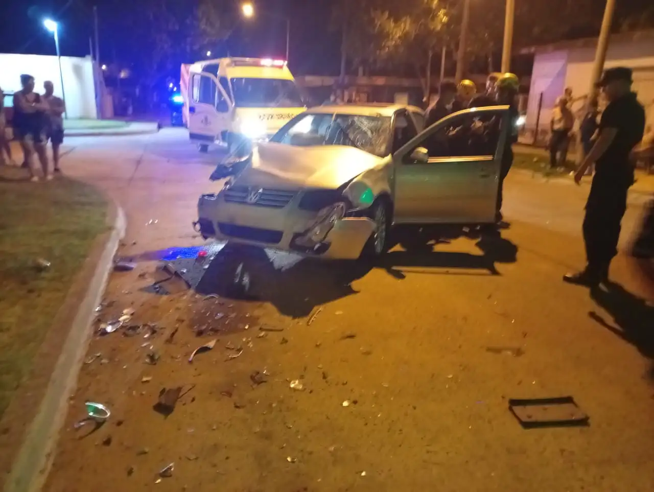 El automóvil quedó con la parte fontal muy afectada.